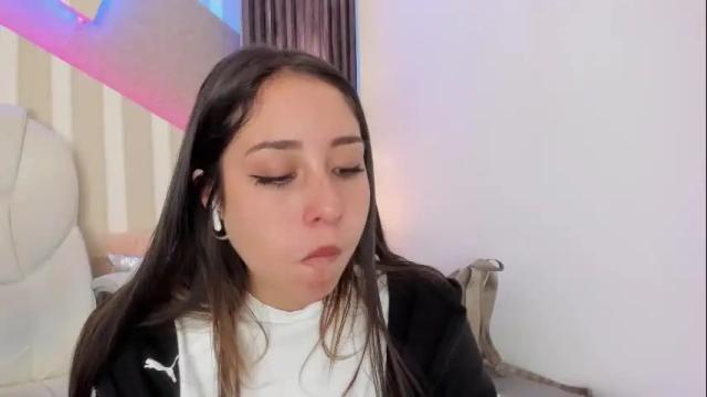 Image 6 of emily_layton Stream on Chaturbate on 1 month ago