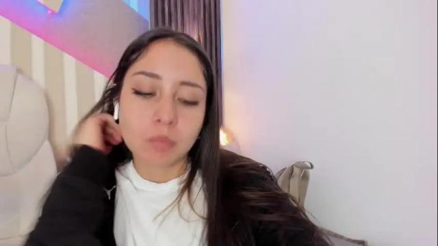 Image 8 of emily_layton Stream on Chaturbate on 1 month ago