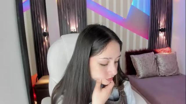Image 2 of emily_layton Stream on Chaturbate on 1 month ago