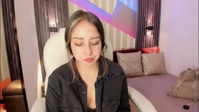 Image 2 of emily_layton Stream on Chaturbate on 28 days ago