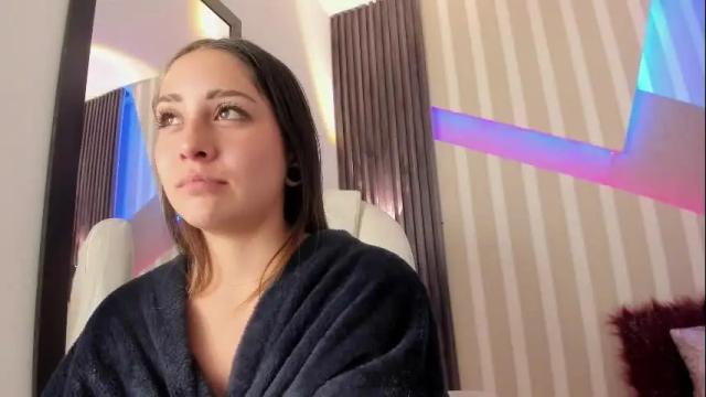 Image 3 of emily_layton Stream on Chaturbate on 26 days ago
