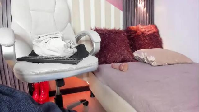 Image 4 of emily_layton Stream on Chaturbate on 20 days ago
