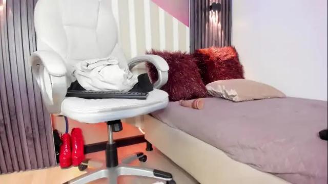 Image 6 of emily_layton Stream on Chaturbate on 20 days ago
