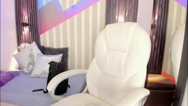 Image 2 of emily_layton Stream on Chaturbate on 1 month ago