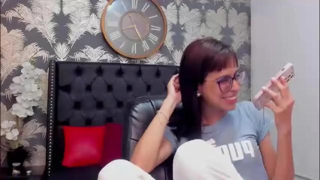 Image 2 of emily_loperaa Stream on Chaturbate on 1 month ago