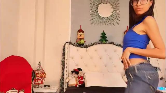 Image 2 of emily_loperaa Stream on Chaturbate on 25 days ago