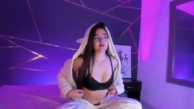 Image 4 of emily_sophiia Stream on Chaturbate on 17 months ago