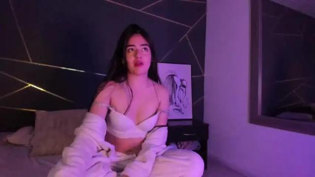 Image 4 of emily_sophiia Stream on Chaturbate on 17 months ago