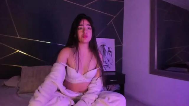 Image 6 of emily_sophiia Stream on Chaturbate on 17 months ago
