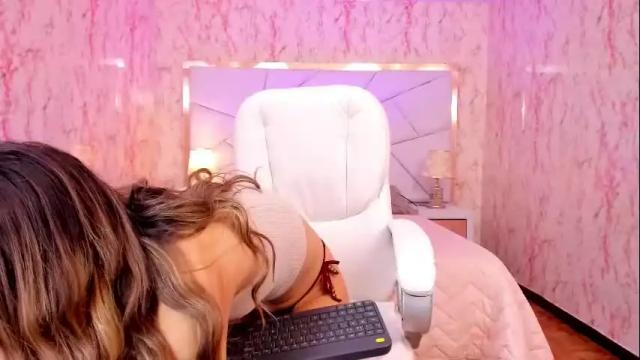 Image 8 of emily_submissive Stream on Chaturbate on 21 days ago