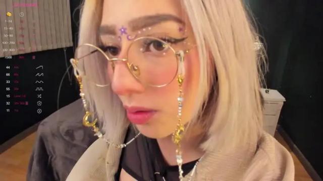 Image 2 of emily_white9 Stream on Chaturbate on 21 months ago