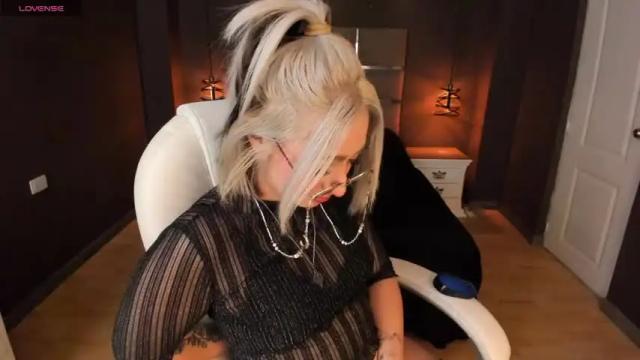 Image 11 of emily_white9 Stream on Chaturbate on 20 months ago