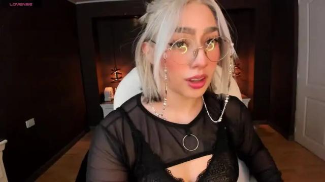 Image 2 of emily_white9 Stream on Chaturbate on 20 months ago