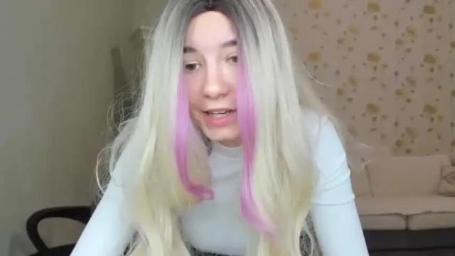 Image 3 of emilychek Stream on Chaturbate on 15 months ago