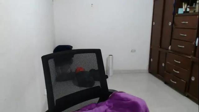 Image 2 of emilycute_18 Stream on Chaturbate on 12 days ago