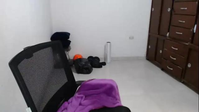 Image 4 of emilycute_18 Stream on Chaturbate on 12 days ago
