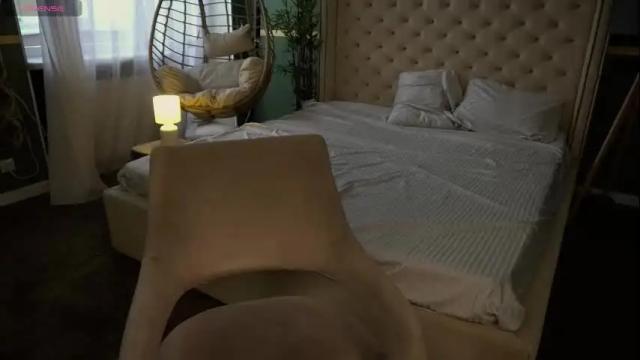 Image 8 of emilyfoxxi Stream on Chaturbate on 18 days ago