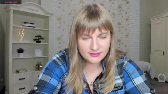 Image 12 of emilygreenn Stream on Chaturbate on 21 months ago