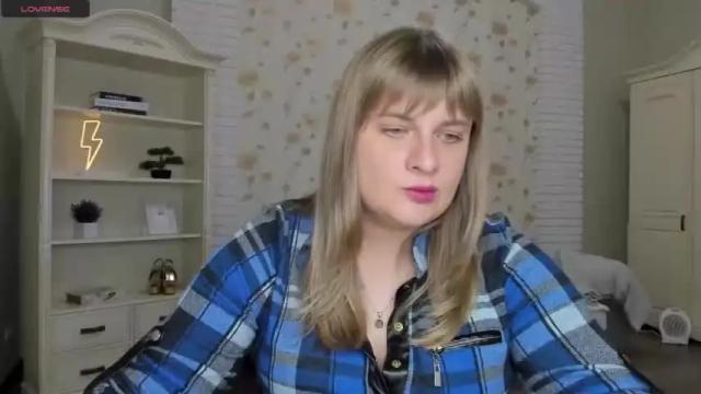 Image 4 of emilygreenn Stream on Chaturbate on 21 months ago