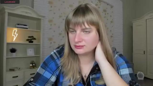 Image 3 of emilygreenn Stream on Chaturbate on 19 months ago