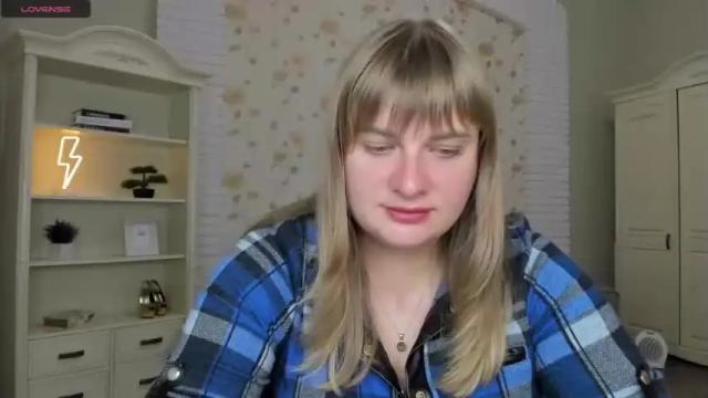 Image 4 of emilygreenn Stream on Chaturbate on 19 months ago