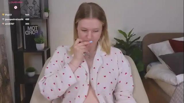 Image 3 of emilyhewell Stream on Chaturbate on 26 days ago