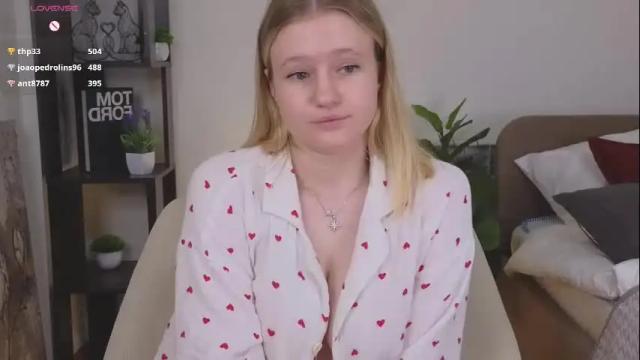Image 6 of emilyhewell Stream on Chaturbate on 26 days ago