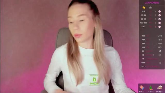 Image 12 of emilylove999 Stream on Chaturbate on 16 months ago