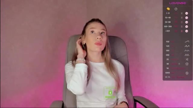 Image 3 of emilylove999 Stream on Chaturbate on 16 months ago