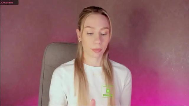Image 12 of emilylove999 Stream on Chaturbate on 16 months ago