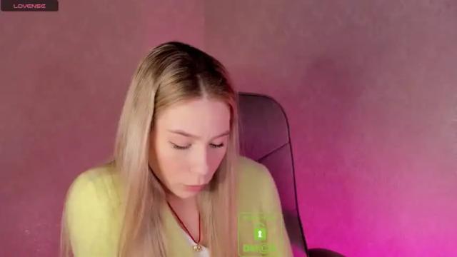 Image 3 of emilylove999 Stream on Chaturbate on 15 months ago