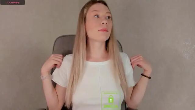 Image 2 of emilylove999 Stream on Chaturbate on 14 months ago