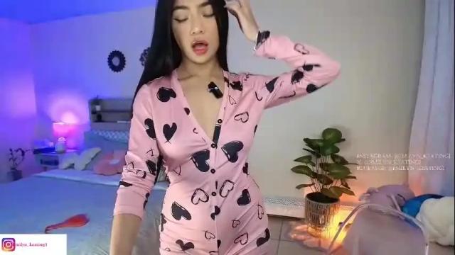 Image 4 of emilyn_keatting Stream on Chaturbate on 1 month ago