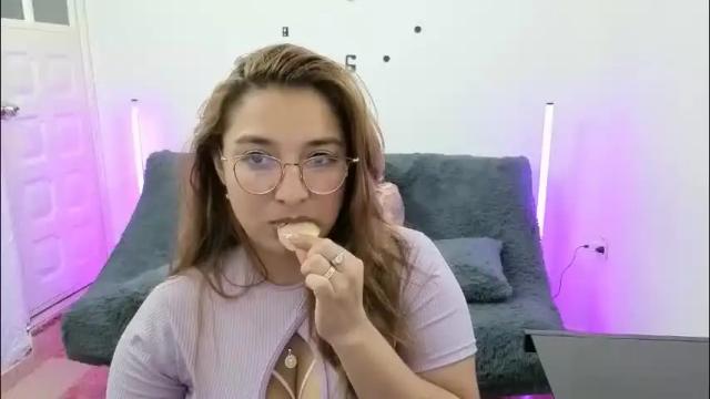 Image 11 of emilyriskhot Stream on Chaturbate on 1 month ago