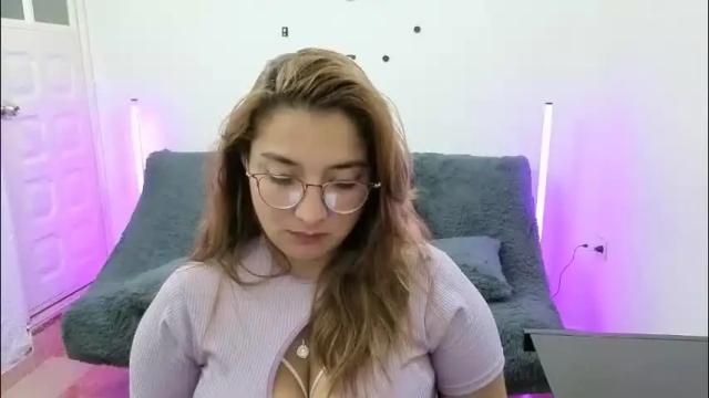 Image 12 of emilyriskhot Stream on Chaturbate on 1 month ago