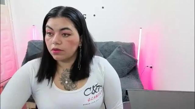 Image 6 of emilyriskhot Stream on Chaturbate on 1 month ago