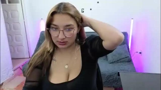 Image 4 of emilyriskhot Stream on Chaturbate on 1 month ago