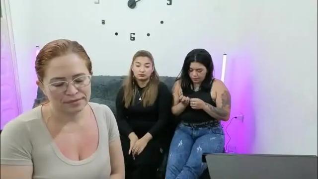 Image 4 of emilyriskhot Stream on Chaturbate on 1 month ago