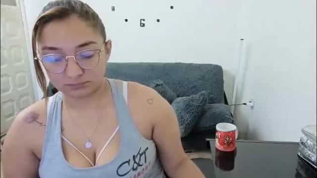 Image 2 of emilyriskhot Stream on Chaturbate on 1 month ago