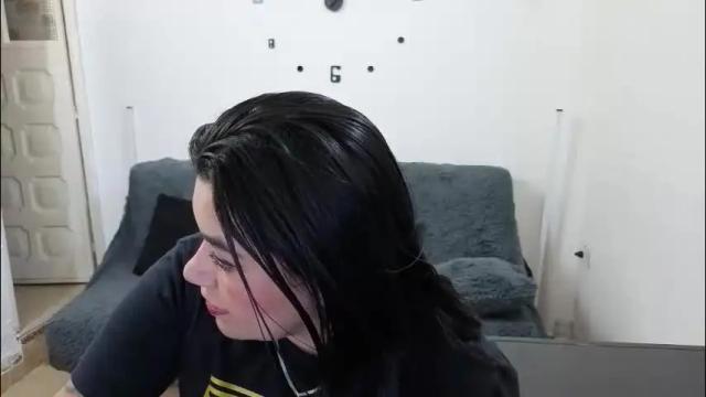 Image 12 of emilyriskhot Stream on Chaturbate on 27 days ago