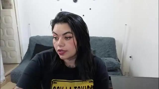 Image 8 of emilyriskhot Stream on Chaturbate on 27 days ago