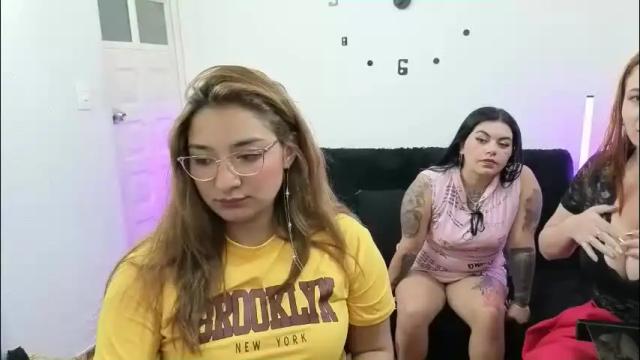 Image 4 of emilyriskhot Stream on Chaturbate on 19 days ago