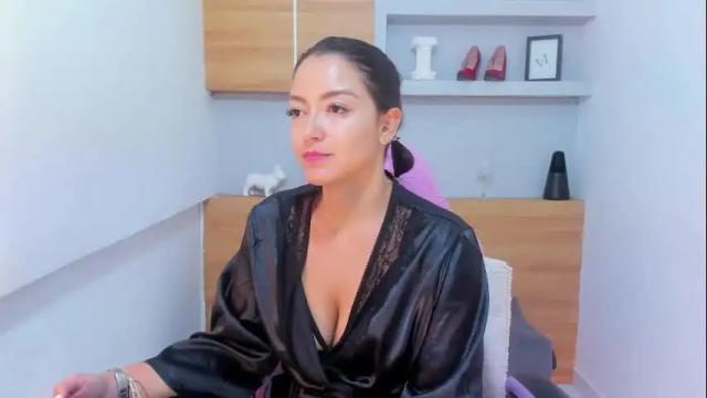 Image 10 of emilyrose_8 Stream on Chaturbate on 29 days ago