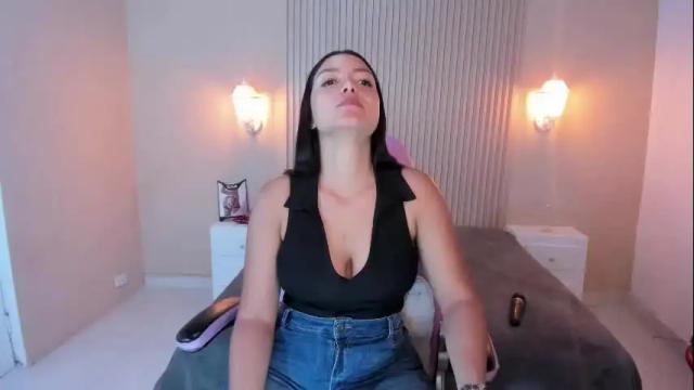 Image 11 of emilyrose_8 Stream on Chaturbate on 9 days ago