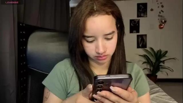 Image 4 of emilyrousex Stream on Chaturbate on 6 days ago