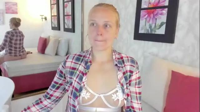 Image 3 of emilysumer Stream on Chaturbate on 17 days ago