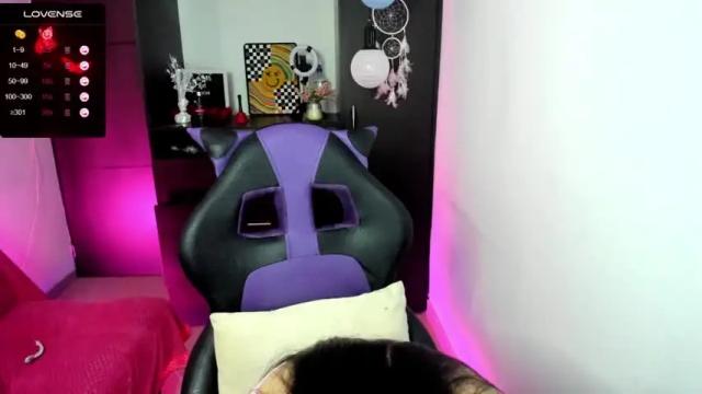 Image 11 of emilytafur Stream on Chaturbate on 18 months ago