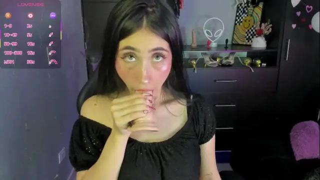 Image 3 of emilytafur Stream on Chaturbate on 3 months ago