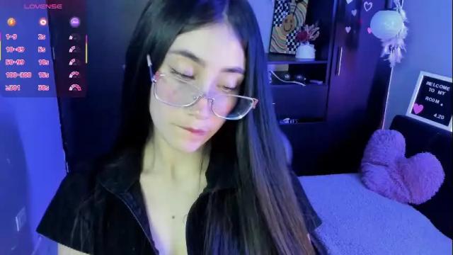 Image 3 of emilytafur Stream on Chaturbate on 3 months ago