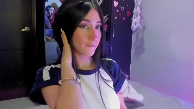 Image 3 of emilytafur Stream on Chaturbate on 2 months ago